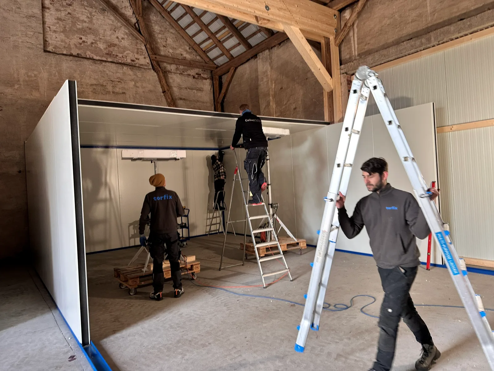 CSC Mittelweser — Aufbau der Paneelwände in der Bestandshalle durch das Montageteam