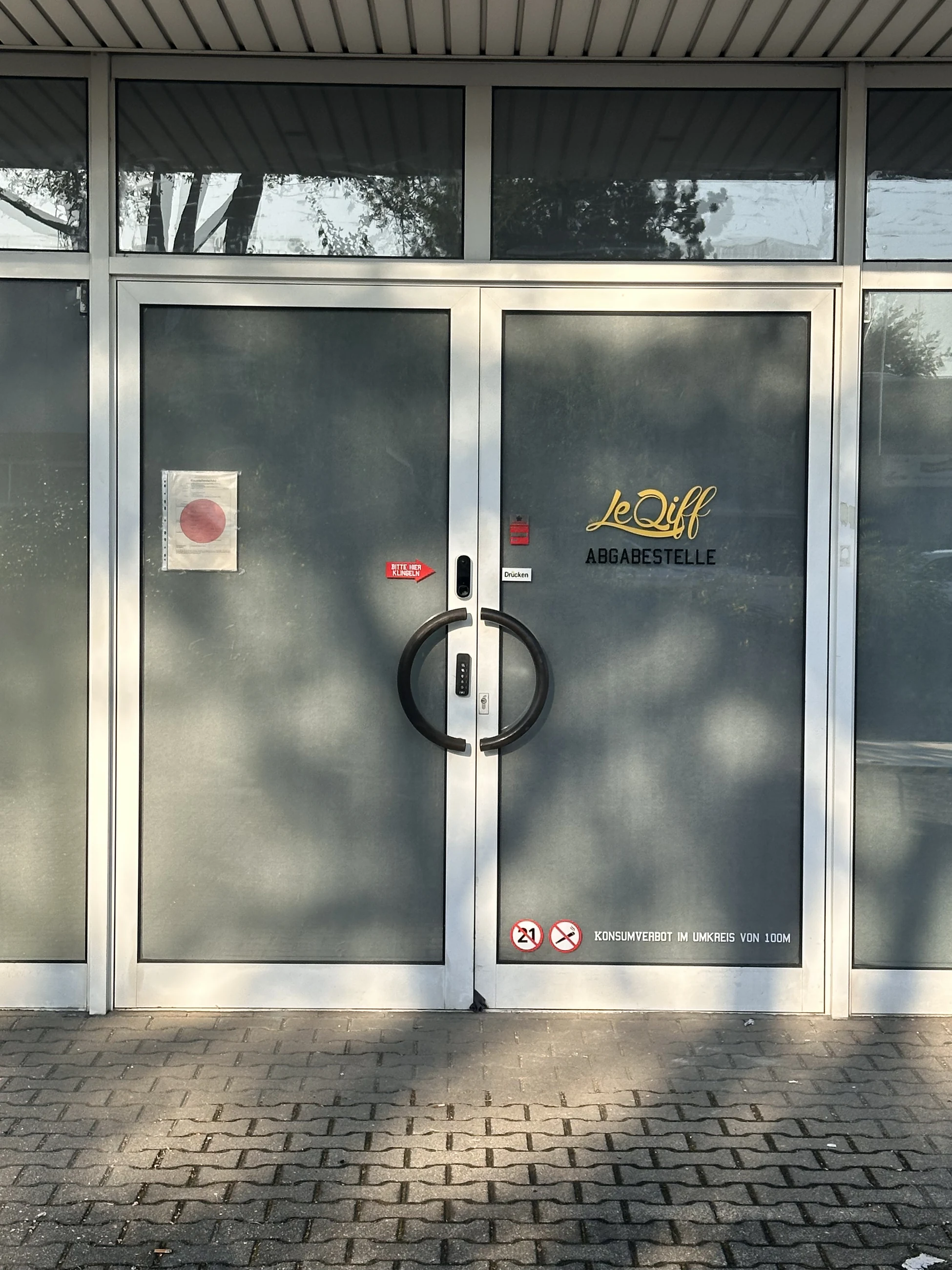 Eingang zur Abgabestelle des Vereins LeQiff in Mönchengladbach
